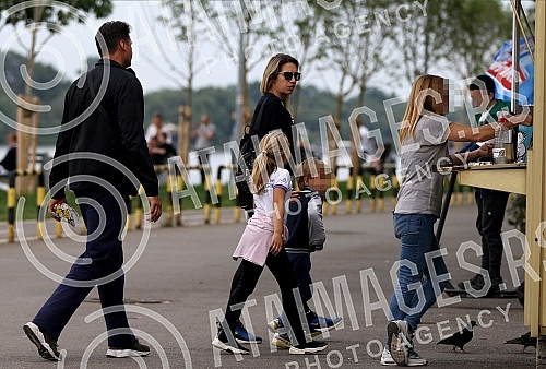 Former volleyball player Vanja Grbic and her family feed swans on the promenade on May 25 on the Danube.Bivsi odbojkas Vanja Grbic sa porodicom hrani labudove na setalistu 25 maj na Dunavu.