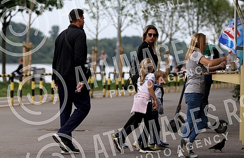 Former volleyball player Vanja Grbic and her family feed swans on the promenade on May 25 on the Danube.Bivsi odbojkas Vanja Grbic sa porodicom hrani labudove na setalistu 25 maj na Dunavu.