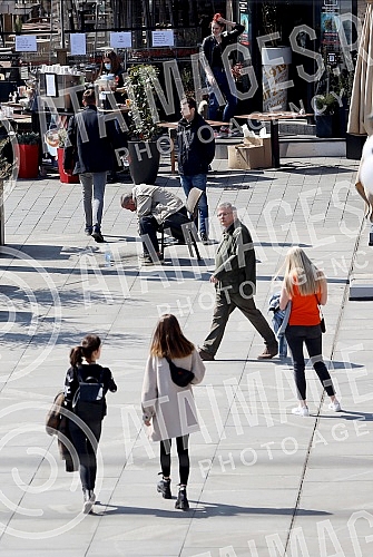 An elderly man fell ill on Republic Square, and the ambulance team went out on the field at the invitation of concerned citizens.Starijem coveku je pozlilo na Trgu republike, a ekipa Hitne pomoci izasla je na teren na poziv zabrinutih gradjana.
