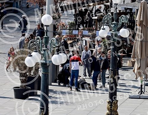 An elderly man fell ill on Republic Square, and the ambulance team went out on the field at the invitation of concerned citizens.Starijem coveku je pozlilo na Trgu republike, a ekipa Hitne pomoci izasla je na teren na poziv zabrinutih gradjana.