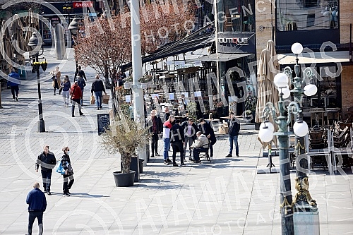 An elderly man fell ill on Republic Square, and the ambulance team went out on the field at the invitation of concerned citizens.Starijem coveku je pozlilo na Trgu republike, a ekipa Hitne pomoci izasla je na teren na poziv zabrinutih gradjana.