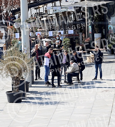 An elderly man fell ill on Republic Square, and the ambulance team went out on the field at the invitation of concerned citizens.Starijem coveku je pozlilo na Trgu republike, a ekipa Hitne pomoci izasla je na teren na poziv zabrinutih gradjana.