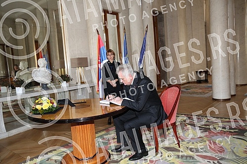 Tomislav Nikolic, predsednik Republike Srbije upisuje se u knjigu zalosti u ambasadi Republike Francuske povodom trodnevne zalosti i teroristickih napada u Parizu.