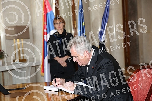 Tomislav Nikolic, predsednik Republike Srbije upisuje se u knjigu zalosti u ambasadi Republike Francuske povodom trodnevne zalosti i teroristickih napada u Parizu.