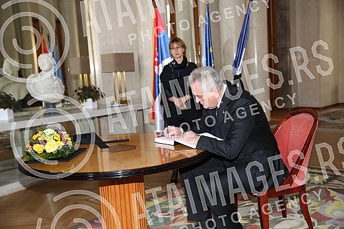 Tomislav Nikolic, predsednik Republike Srbije upisuje se u knjigu zalosti u ambasadi Republike Francuske povodom trodnevne zalosti i teroristickih napada u Parizu.