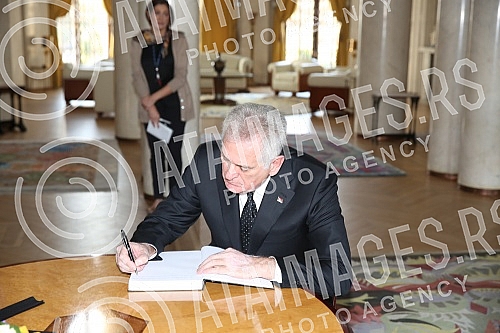 Tomislav Nikolic, predsednik Republike Srbije upisuje se u knjigu zalosti u ambasadi Republike Francuske povodom trodnevne zalosti i teroristickih napada u Parizu.