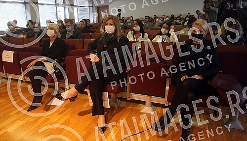 In the National Employment Service, the contracts were handed over to employers and the unemployed who used employment incentives this year by the Minister of Labor, Employment, Veterans' Affairs and Social Affairs, Darija Kisic Tepavcevic. U Nacio