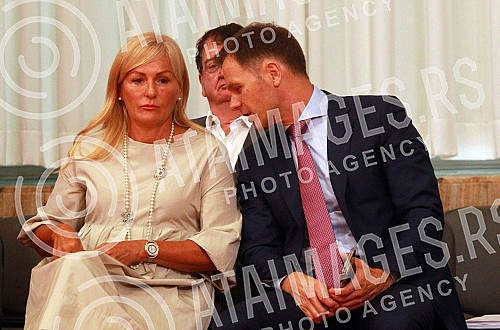 After the meeting with Serbs from Kosovo and Metohija, the President of the Republic of Serbia, Aleksandar Vucic, addressed the public and spoke about the negotiations in Brussels and the situation in Kosovo and Metohija.Posle sastanka sa Srbima sa