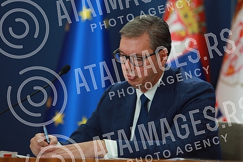 After the meeting with Serbs from Kosovo and Metohija, the President of the Republic of Serbia, Aleksandar Vucic, addressed the public and spoke about the negotiations in Brussels and the situation in Kosovo and Metohija.Posle sastanka sa Srbima sa
