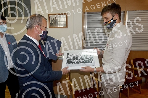 For the tenth time, the US Embassy in Serbia, in cooperation with the  Red Cross of Serbia, marked the anniversary of the tragic attacks on New York and Washington by organizing an action of voluntary blood donation.Ambasada SAD u Srbiji je po deset