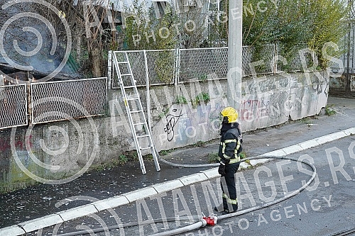 In a large fire that broke out not far from the Belgrade fair, a family house burned to the ground. U velikom pozaru koji je  izbio nedaleko od Beogradskog sajma, do temelja je izgorela porodicna kuca.