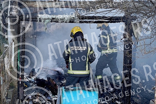 In a large fire that broke out not far from the Belgrade fair, a family house burned to the ground. U velikom pozaru koji je  izbio nedaleko od Beogradskog sajma, do temelja je izgorela porodicna kuca.
