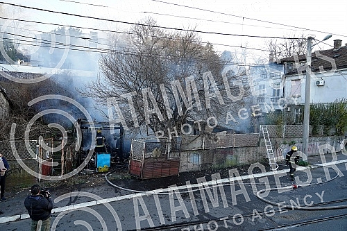 In a large fire that broke out not far from the Belgrade fair, a family house burned to the ground. U velikom pozaru koji je  izbio nedaleko od Beogradskog sajma, do temelja je izgorela porodicna kuca.