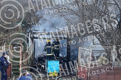 In a large fire that broke out not far from the Belgrade fair, a family house burned to the ground. U velikom pozaru koji je  izbio nedaleko od Beogradskog sajma, do temelja je izgorela porodicna kuca.