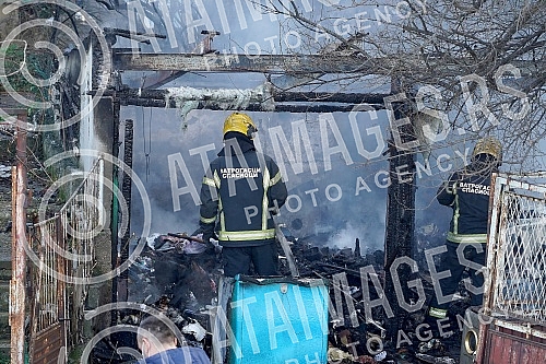 In a large fire that broke out not far from the Belgrade fair, a family house burned to the ground. U velikom pozaru koji je  izbio nedaleko od Beogradskog sajma, do temelja je izgorela porodicna kuca.