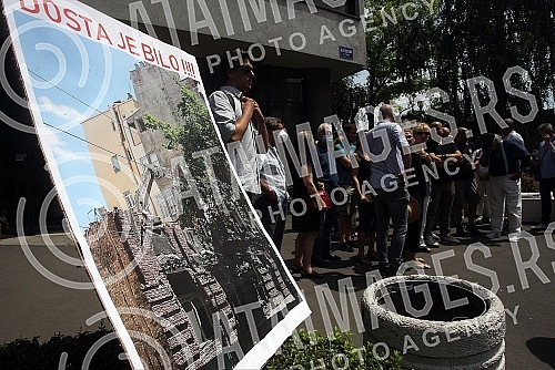 In front of the building of the municipality of Vracar, the committee group 