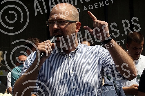In front of the building of the municipality of Vracar, the committee group 