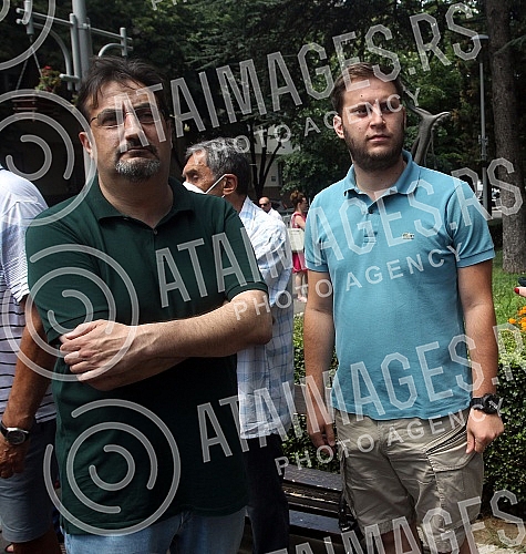 In front of the building of the municipality of Vracar, the committee group 