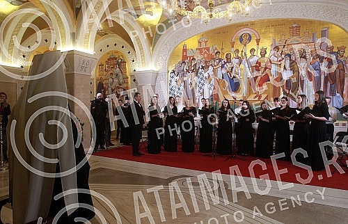  In the Temple of Saint Sava, for the first time, scholarships of the Patriarch of the Serbian Orthodox Church Porfirije were awarded to the best students of the final years of the Faculty of Medicine, Electrical Engineering, Law and Philosophy.U H