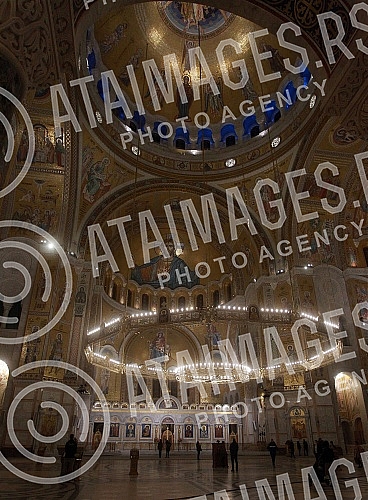  In the Temple of Saint Sava, for the first time, scholarships of the Patriarch of the Serbian Orthodox Church Porfirije were awarded to the best students of the final years of the Faculty of Medicine, Electrical Engineering, Law and Philosophy.U H