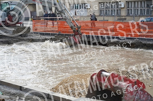 During the works on the reconstruction of Savska Street, a water pipe burst, and tram traffic was suspended on that route.Tokom radova na rekonstrukciji Savske ulice doslo je do pucanja vodovodne cevi, tramvajski saobracaj je obustavljen na toj tra