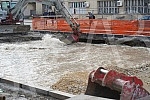 During the works on the reconstruction of Savska Street, a water pipe burst, and tram traffic was suspended on that route.Tokom radova na rekonstrukciji Savske ulice doslo je do pucanja vodovodne cevi, tramvajski saobracaj je obustavljen na toj tra