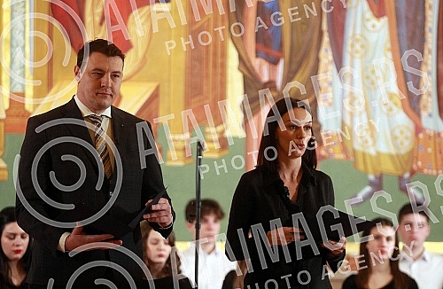  In the Temple of Saint Sava, for the first time, scholarships of the Patriarch of the Serbian Orthodox Church Porfirije were awarded to the best students of the final years of the Faculty of Medicine, Electrical Engineering, Law and Philosophy.U H