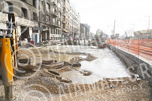 During the works on the reconstruction of Savska Street, a water pipe burst, and tram traffic was suspended on that route.Tokom radova na rekonstrukciji Savske ulice doslo je do pucanja vodovodne cevi, tramvajski saobracaj je obustavljen na toj tra
