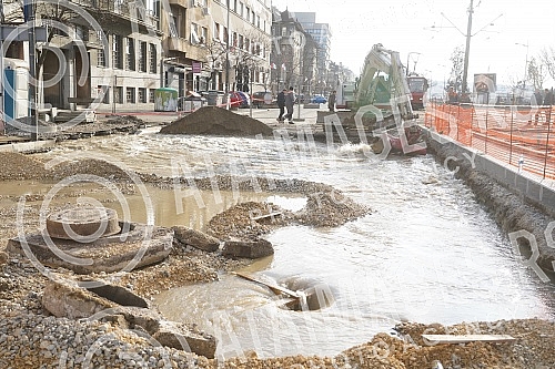 During the works on the reconstruction of Savska Street, a water pipe burst, and tram traffic was suspended on that route.Tokom radova na rekonstrukciji Savske ulice doslo je do pucanja vodovodne cevi, tramvajski saobracaj je obustavljen na toj tra