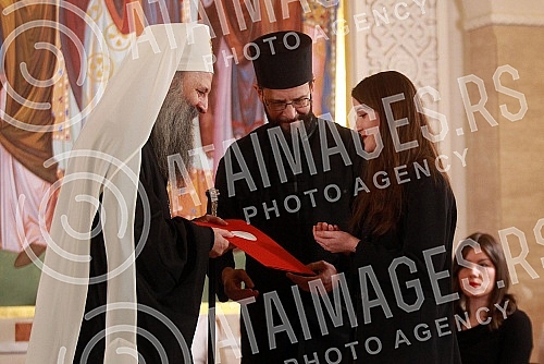  In the Temple of Saint Sava, for the first time, scholarships of the Patriarch of the Serbian Orthodox Church Porfirije were awarded to the best students of the final years of the Faculty of Medicine, Electrical Engineering, Law and Philosophy.U H