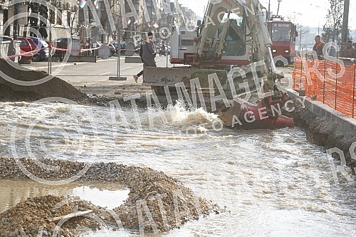 During the works on the reconstruction of Savska Street, a water pipe burst, and tram traffic was suspended on that route.Tokom radova na rekonstrukciji Savske ulice doslo je do pucanja vodovodne cevi, tramvajski saobracaj je obustavljen na toj tra