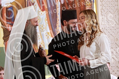  In the Temple of Saint Sava, for the first time, scholarships of the Patriarch of the Serbian Orthodox Church Porfirije were awarded to the best students of the final years of the Faculty of Medicine, Electrical Engineering, Law and Philosophy.U H