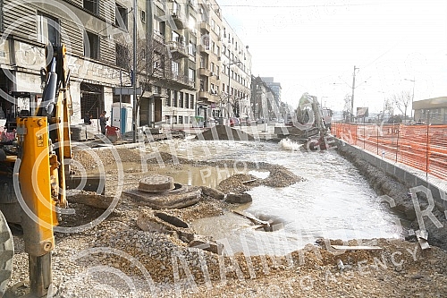 During the works on the reconstruction of Savska Street, a water pipe burst, and tram traffic was suspended on that route.Tokom radova na rekonstrukciji Savske ulice doslo je do pucanja vodovodne cevi, tramvajski saobracaj je obustavljen na toj tra