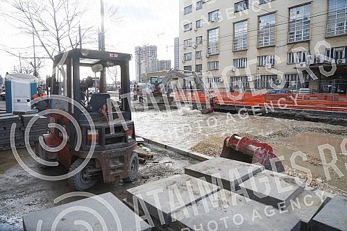 During the works on the reconstruction of Savska Street, a water pipe burst, and tram traffic was suspended on that route.Tokom radova na rekonstrukciji Savske ulice doslo je do pucanja vodovodne cevi, tramvajski saobracaj je obustavljen na toj tra