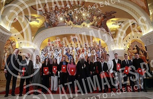  In the Temple of Saint Sava, for the first time, scholarships of the Patriarch of the Serbian Orthodox Church Porfirije were awarded to the best students of the final years of the Faculty of Medicine, Electrical Engineering, Law and Philosophy.U H
