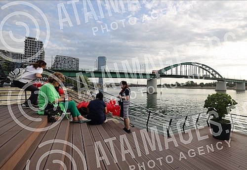Citizens gathered at the Savanova restaurant, where Matej Peris was filmed going down the Sava River, and as a sign of honor and sorrow with which they sympathize, they threw flowers into the water and released balloons.Gradjani su se okupili kod r