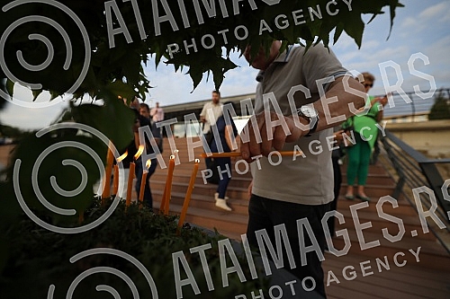 Citizens gathered at the Savanova restaurant, where Matej Peris was filmed going down the Sava River, and as a sign of honor and sorrow with which they sympathize, they threw flowers into the water and released balloons.Gradjani su se okupili kod r