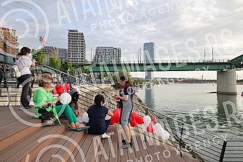Citizens gathered at the Savanova restaurant, where Matej Peris was filmed going down the Sava River, and as a sign of honor and sorrow with which they sympathize, they threw flowers into the water and released balloons.Gradjani su se okupili kod r