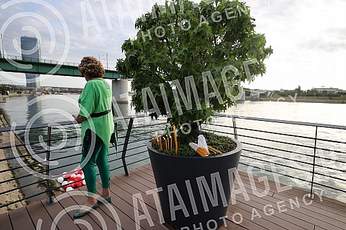 Citizens gathered at the Savanova restaurant, where Matej Peris was filmed going down the Sava River, and as a sign of honor and sorrow with which they sympathize, they threw flowers into the water and released balloons.Gradjani su se okupili kod r