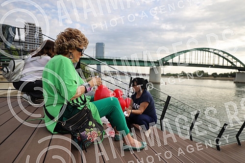 Citizens gathered at the Savanova restaurant, where Matej Peris was filmed going down the Sava River, and as a sign of honor and sorrow with which they sympathize, they threw flowers into the water and released balloons.Gradjani su se okupili kod r