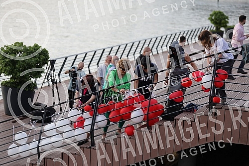 Citizens gathered at the Savanova restaurant, where Matej Peris was filmed going down the Sava River, and as a sign of honor and sorrow with which they sympathize, they threw flowers into the water and released balloons.Gradjani su se okupili kod r