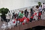 Citizens gathered at the Savanova restaurant, where Matej Peris was filmed going down the Sava River, and as a sign of honor and sorrow with which they sympathize, they threw flowers into the water and released balloons.Gradjani su se okupili kod r