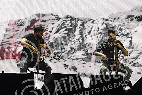 2CELLOS, the duo Luka Sulic and Stjepan Hauser held a concert in Stark Afrena as part of their 2CELLOS world tour, which is their last joint tour.2CELLOS, duo Luka Sulic i Stjepan Hauser odrzao je u sklopu  svetske turneje 2CELLOS, koja im je posle