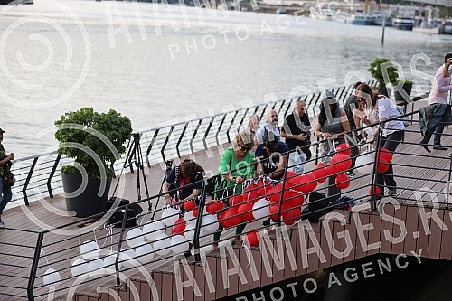 Citizens gathered at the Savanova restaurant, where Matej Peris was filmed going down the Sava River, and as a sign of honor and sorrow with which they sympathize, they threw flowers into the water and released balloons.Gradjani su se okupili kod r