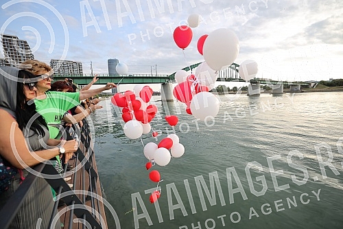 Citizens gathered at the Savanova restaurant, where Matej Peris was filmed going down the Sava River, and as a sign of honor and sorrow with which they sympathize, they threw flowers into the water and released balloons.Gradjani su se okupili kod r
