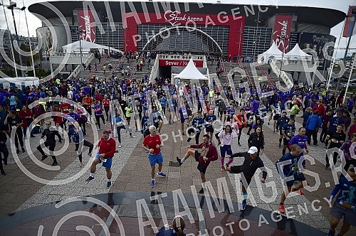 Start of the first Comtrade Serbia Marathon in front of the Stark Arena organized by the Athletic Federation of Serbia under the auspices of the City of Belgrade.Start prvog Comtrade Serbia Marathona ispred Stark arene u organizaciji Atletskog savez