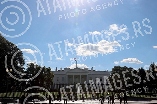 The White House is the official residence and main office of the President of the United States in Washington.Bela kuca  je sluzbena rezidencija i glavno radno mesto predsednika SAD u Vasingtonu.