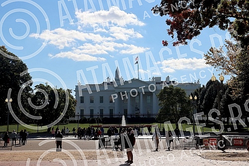 The White House is the official residence and main office of the President of the United States in Washington.Bela kuca  je sluzbena rezidencija i glavno radno mesto predsednika SAD u Vasingtonu.