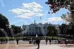 The White House is the official residence and main office of the President of the United States in Washington.Bela kuca  je sluzbena rezidencija i glavno radno mesto predsednika SAD u Vasingtonu.