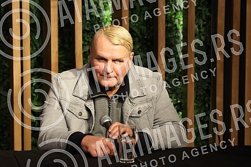 A press conference on the occasion of the Van Gogh group concert in the Kombank Hall was held at the Club Lisbon, and those present were able to see the premiere of the video for the song 